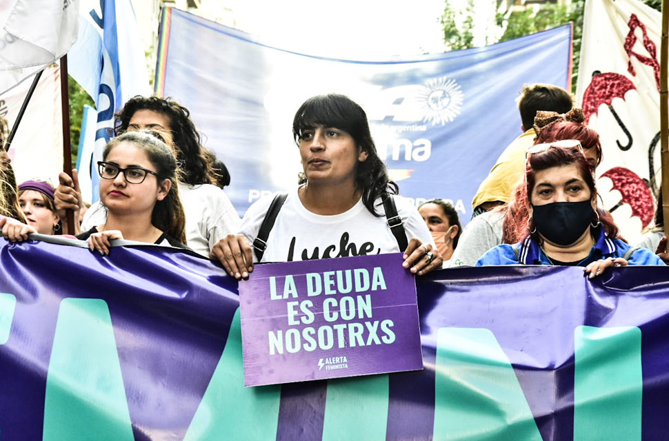 tres-mujeres-en-una-marcha-por-la-no-violencia-hacia-las-mujeres