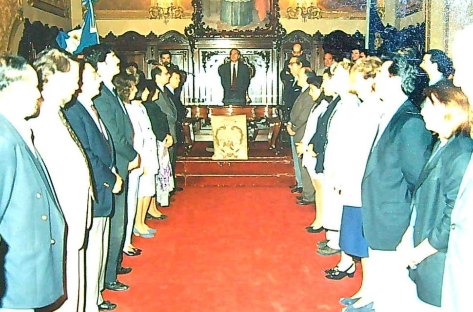 foto acto en el salón de acto de la unc del año 1994