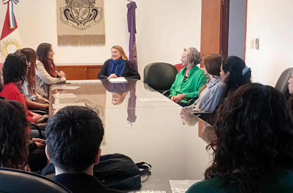 Reconocimiento a abanderada y escoltas de Sociales en el Vicerrectorado de la UNC