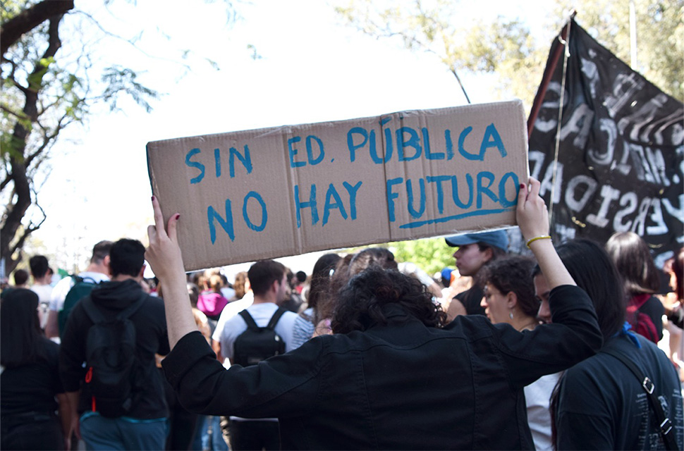 multitud-de-personas-en-una-marcha-con-un-cartel-que-dice-sin-educacion-publica-no-hay-futuro