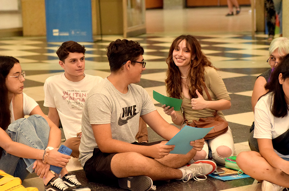 estudiantes-sentados-en-ronda-en-el-piso
