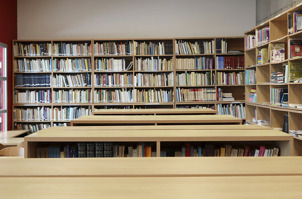 libros-apilados-en-estantes-de-la-biblioteca-de-la-facultad-de-ciencias-sociales