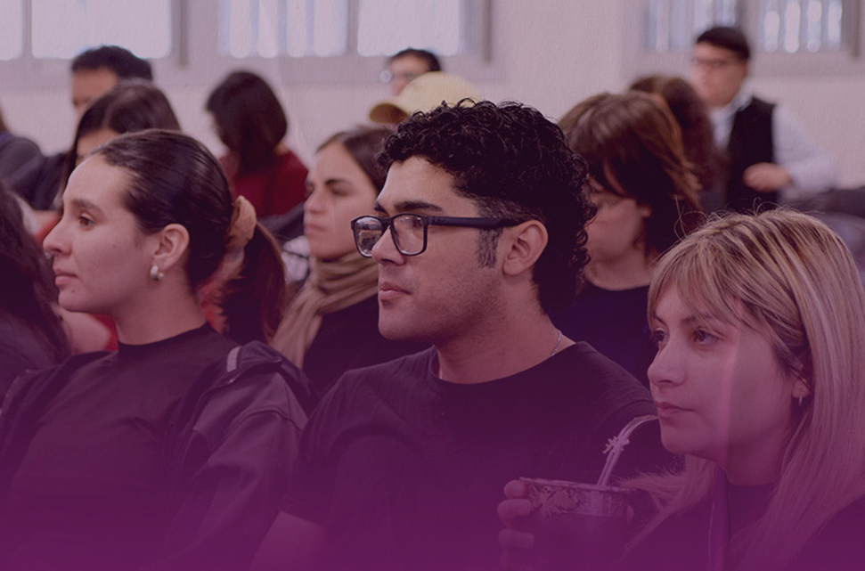 grupo-de-estudiantes-en-un-aula