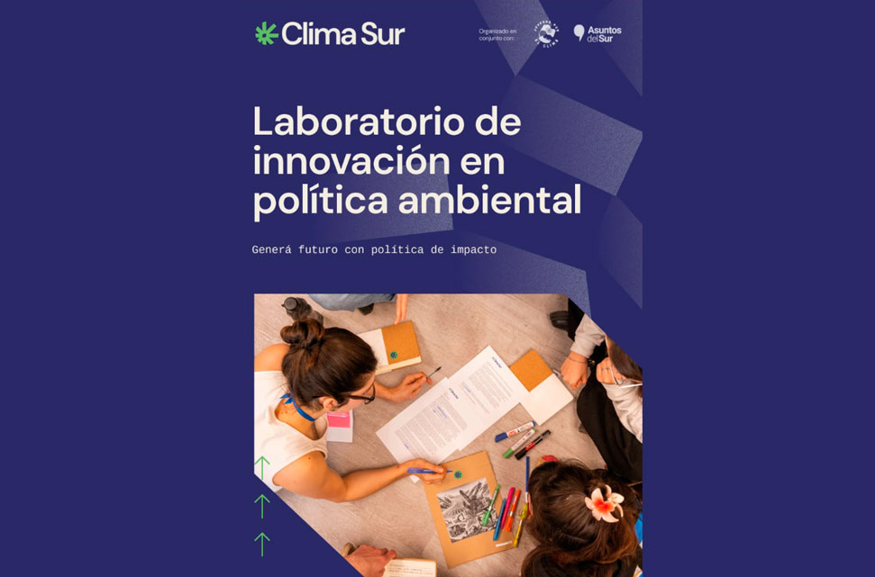 Flyer de personas agrupadas leyendo unos libros