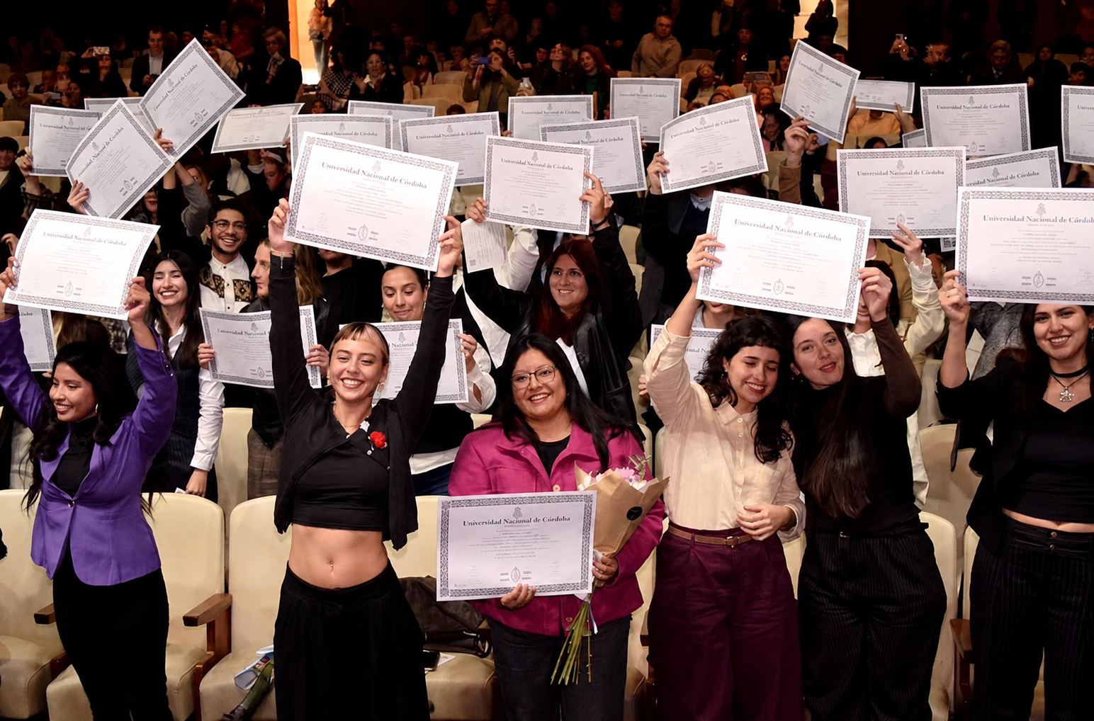 colacion-junio-2026-personas-sosteniendo-su-titulo.png