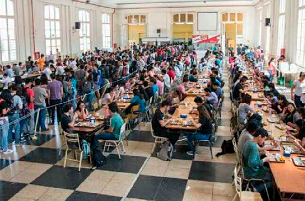 personas-comiendo-en-el-comedor-universitario