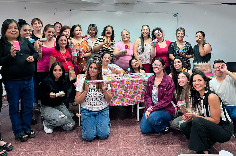 un-grupo-de-personas-en-un-aula-sentadas-alrededor-del-escritorio