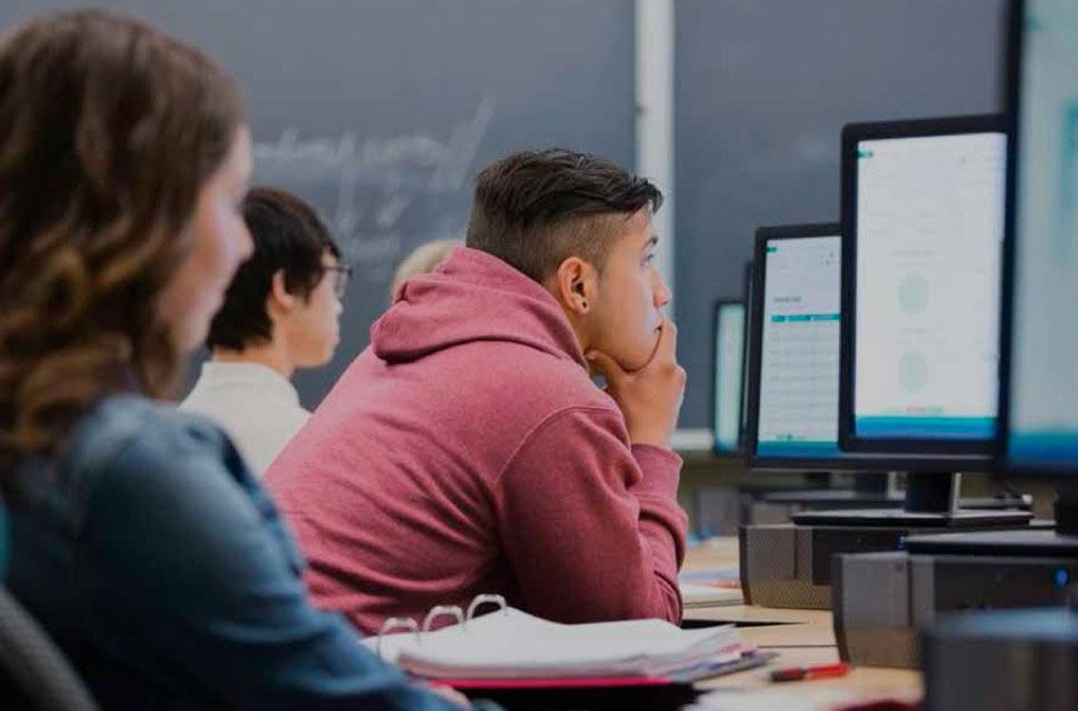 tres-estudiantes-mirando-una-computadora