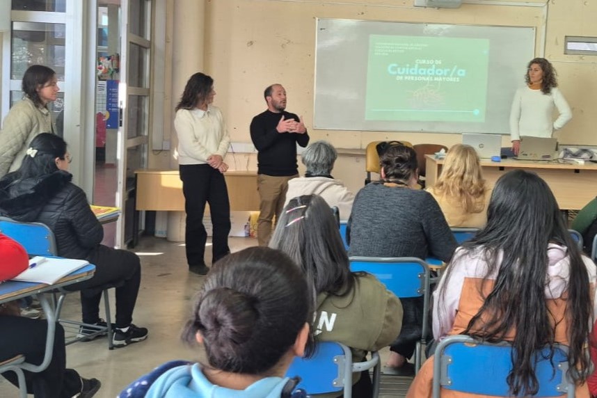 Presentación con autoridades de los cursos de oficios en la FCS