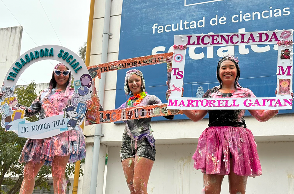 tres-egresadas-de-la-fcs-sosteniendo-carteles