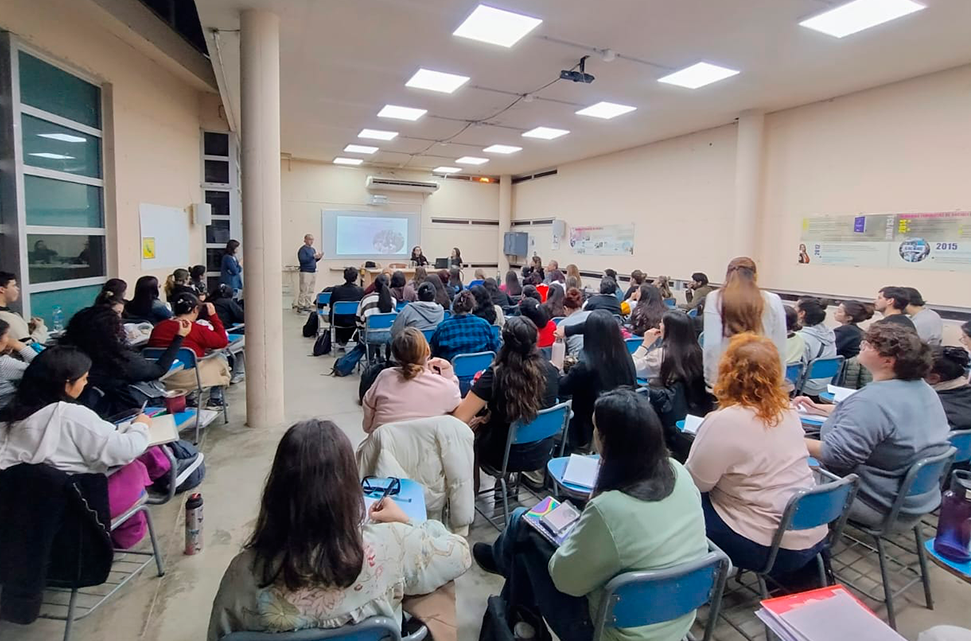 personas-sentadas-esuchando-una-charla-un-aula