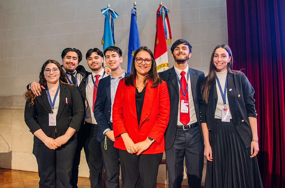 seis-estudiantes-varones-y-mujeres-en-el-modelo-de-naciones-unidas