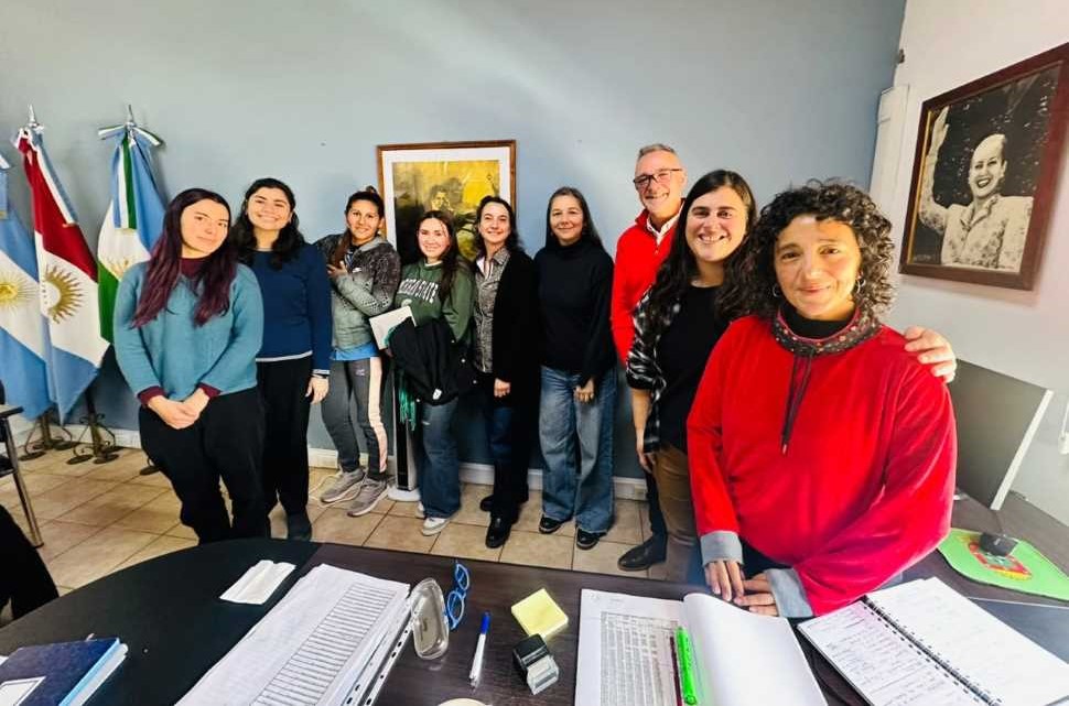 Equipo de gestión de Salsipuedes y de la carrera de Trabajo Social en la firma del convenio