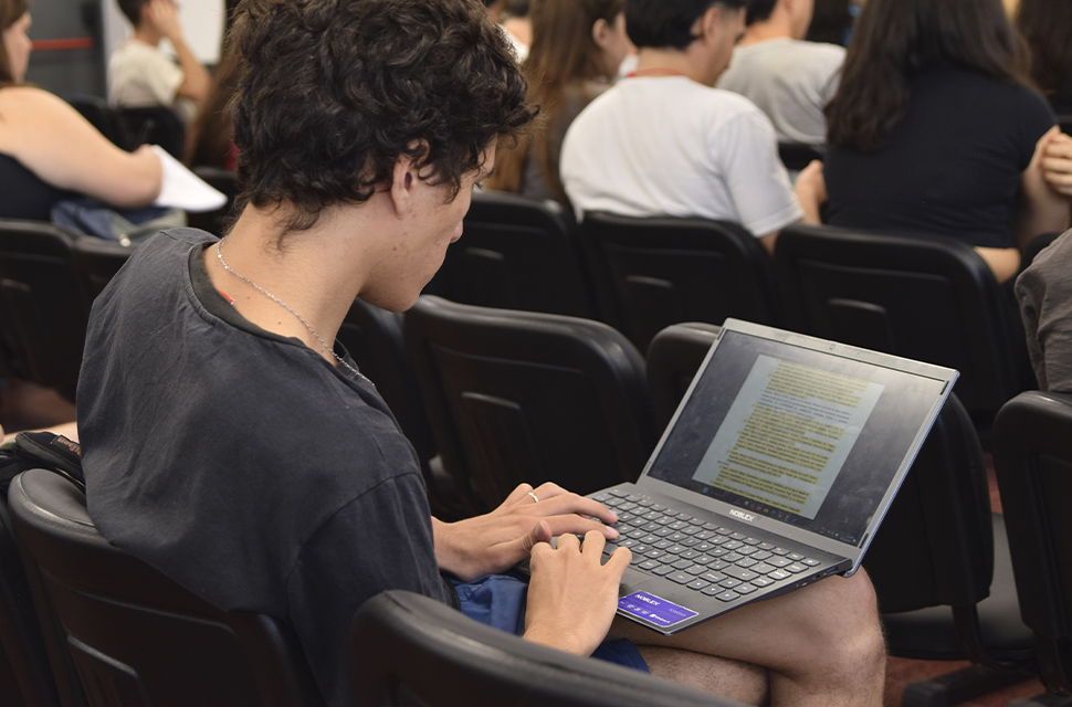 estudiante-con-una.computadora