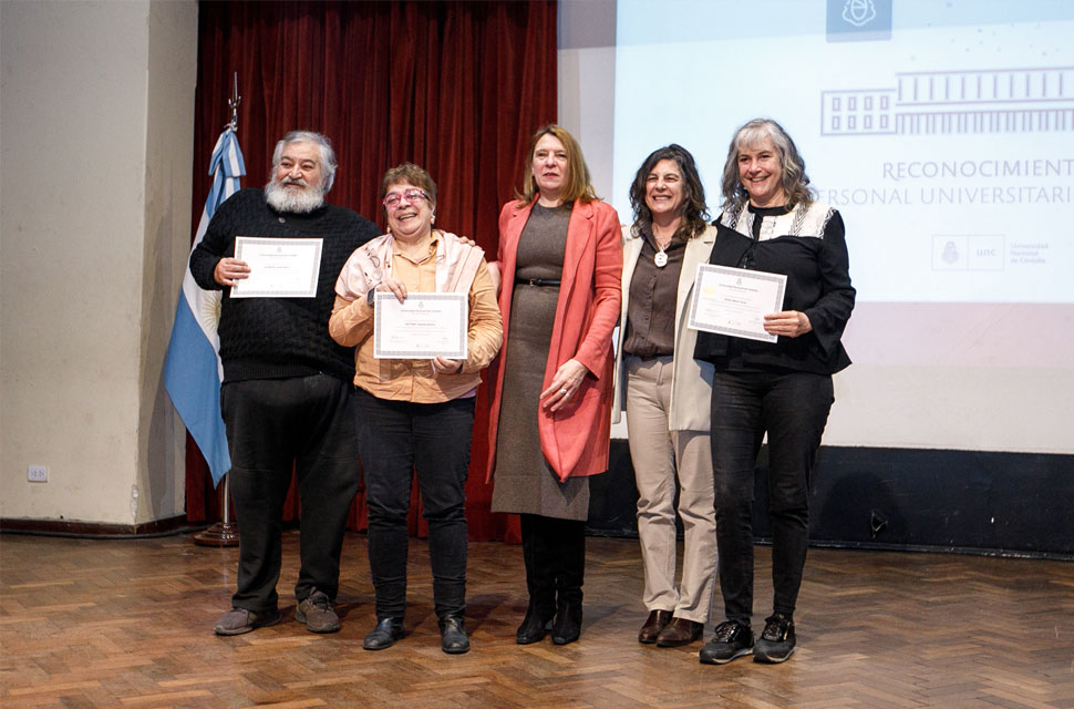 La FCS acompañó el homenaje de la UNC a quienes culminaron su trayectoria laboral