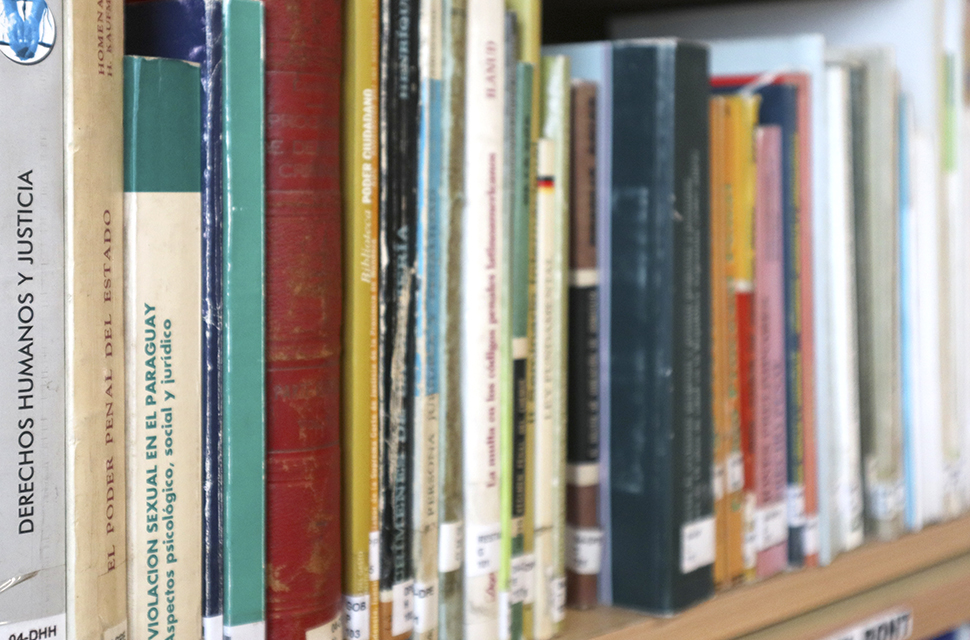 libros-en-un-estante-de-biblioteca