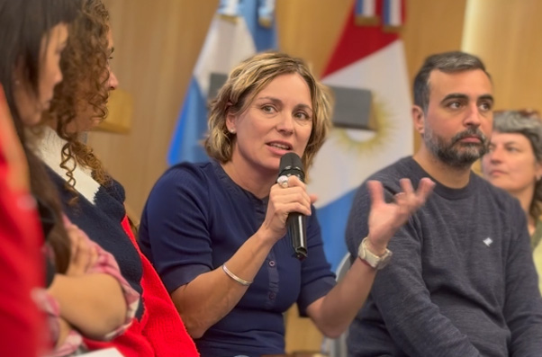 Vicedecana_de_la_FCS_en_reunión_por_campaña_la_tierra_habla