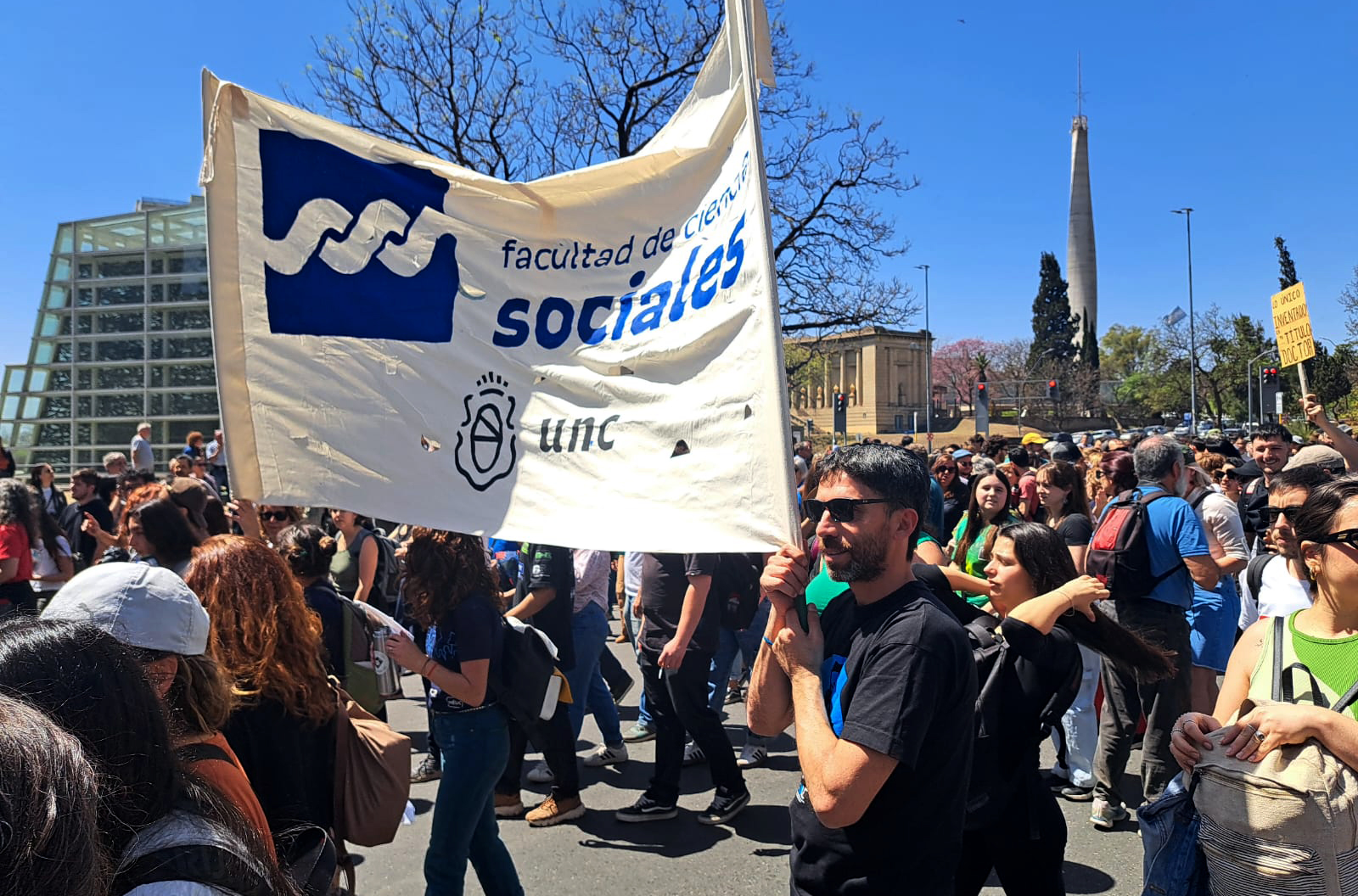 personas-manifestándose-en-una-marcha-por-la-universidad-pública