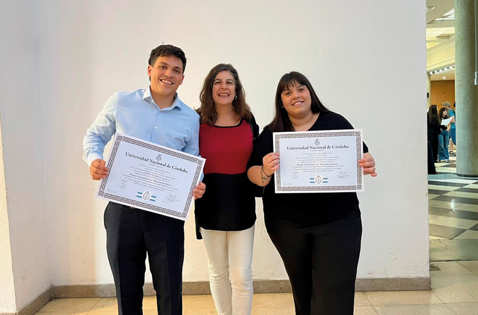  martin-torres-y-manuela-burgos-egresades-de-la-FCS-junto-a-la-decana-Alejandra-Dominguez