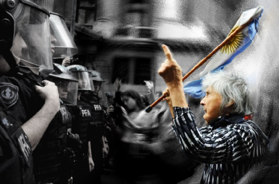 una-jubilada-se-enfrenta-a-un-policia-y-lo-mira-fijamente-durante-una-movilización