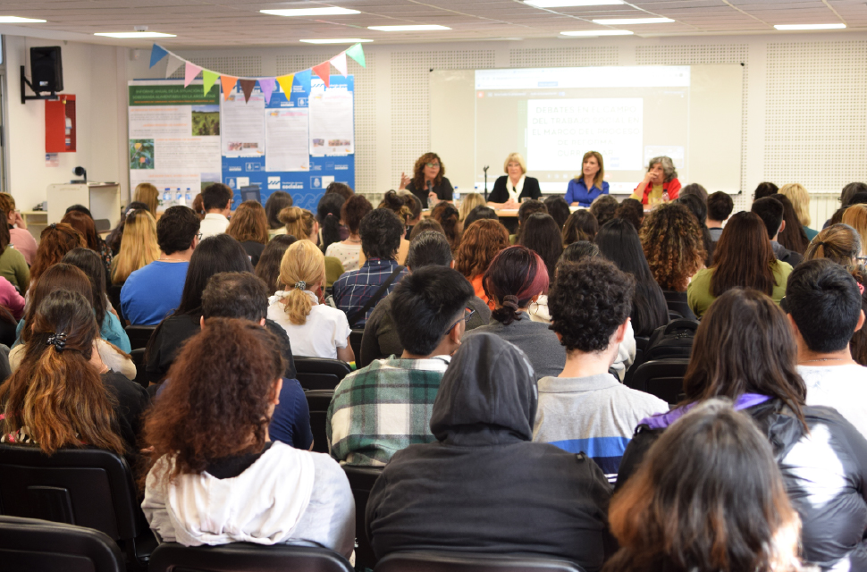 personas-sentadas-esuchando-una-charla-en-el-auditorio-ramona-orellano-bustamante