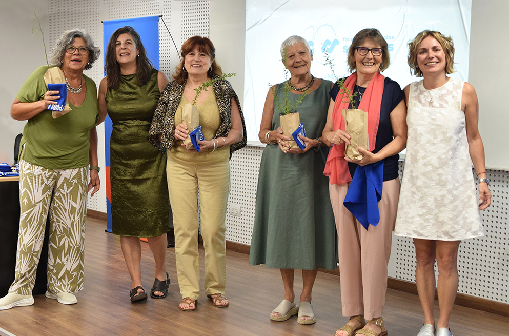 10-años-de-la-fcs decana-y-vicedecana-de-la-fcs-junto-a-jubiladas
