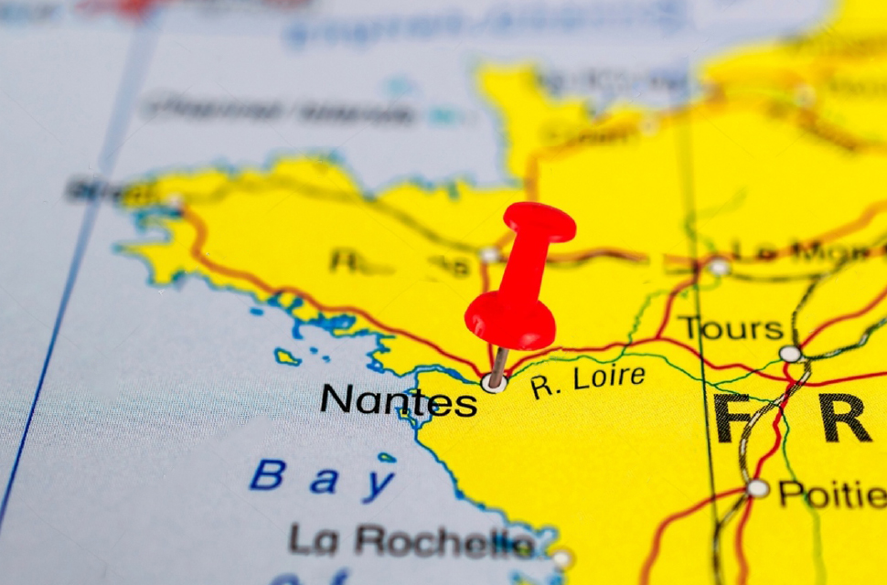 mapa ubicando con pinche color rojo a la ciudad de nantes en francia