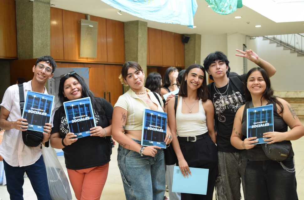 nota-web_fotografia-de-estudiantes-sonriendo-y-sosteniendo-sus-carpetas-en-el-hall-del-pabellon-arge