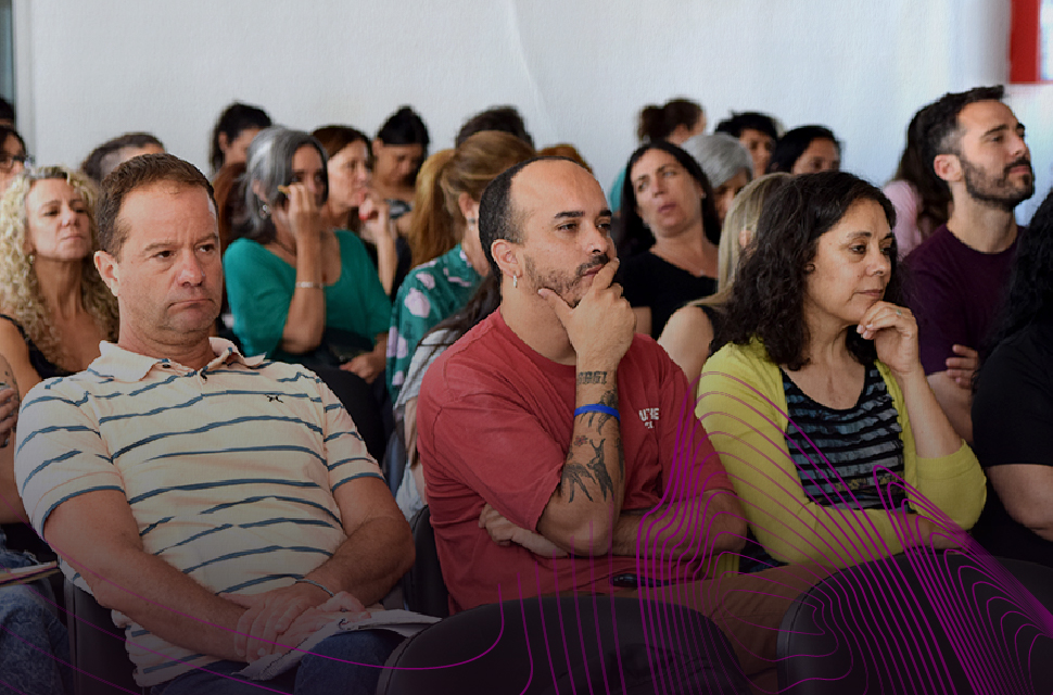 un-grupo-de-personas-sentados-en-un-aula-mirando-hacia-adelante
