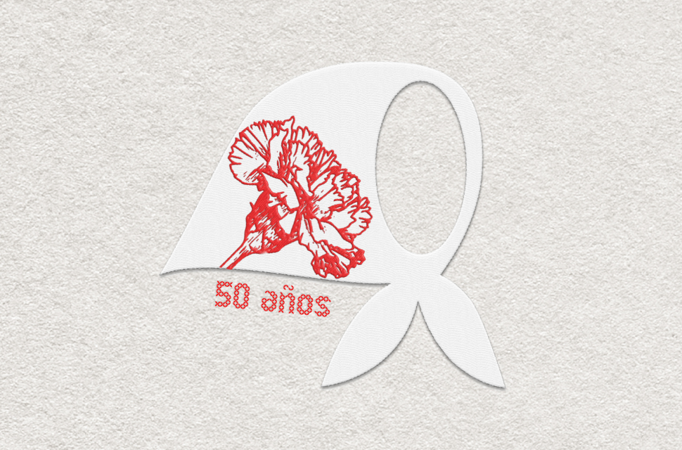 imagen de fondo gris con textura, en el centro un pañuelo blanco con una flor de clavel roja bordada