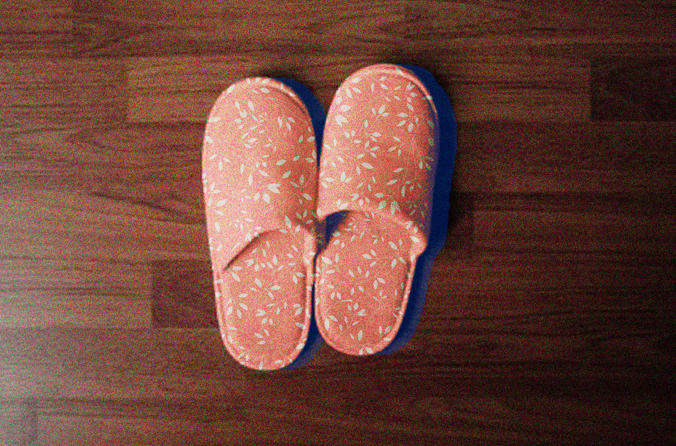 dos-pantuflas-rosadas-sobre-un-piso-de-madera