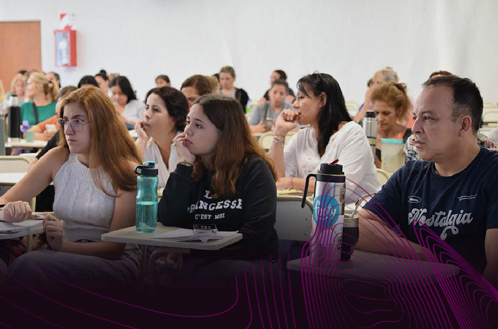 imagen-fotografica-de-un-aula-con-estudiantes-mirando-al-frente