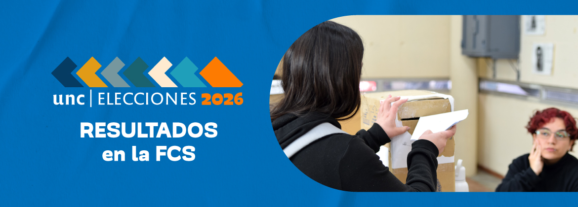 Persona colocando el voto en la urna mientras una persona en el fondo la observa