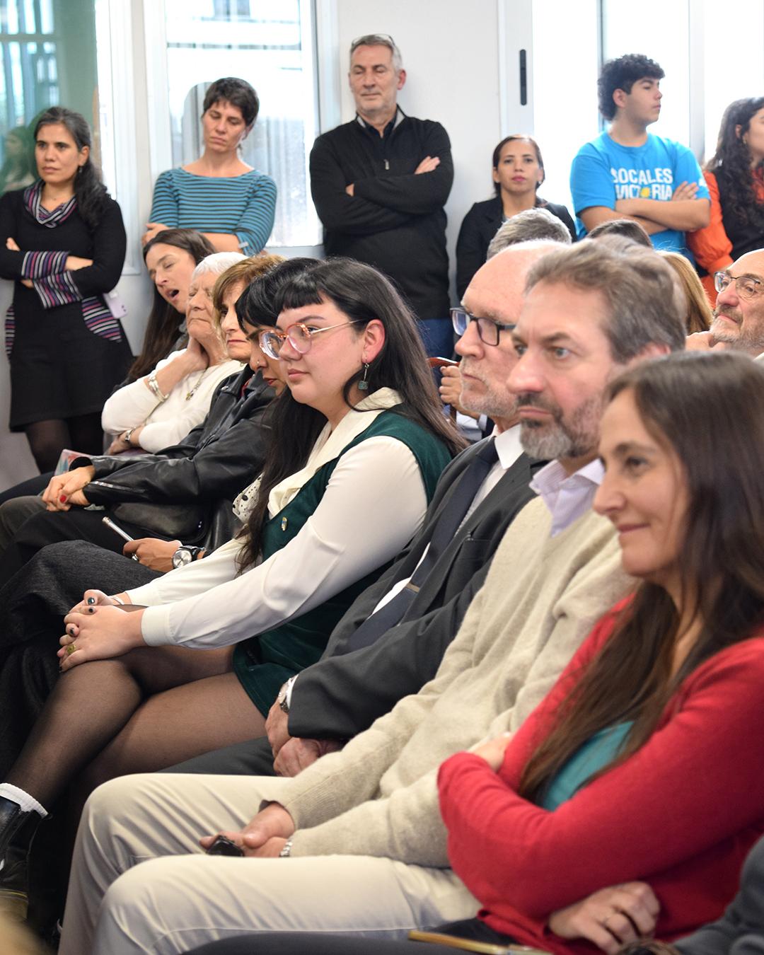 personas sentadas en el publico diferentes autoridades de la facultad, unc y nacion