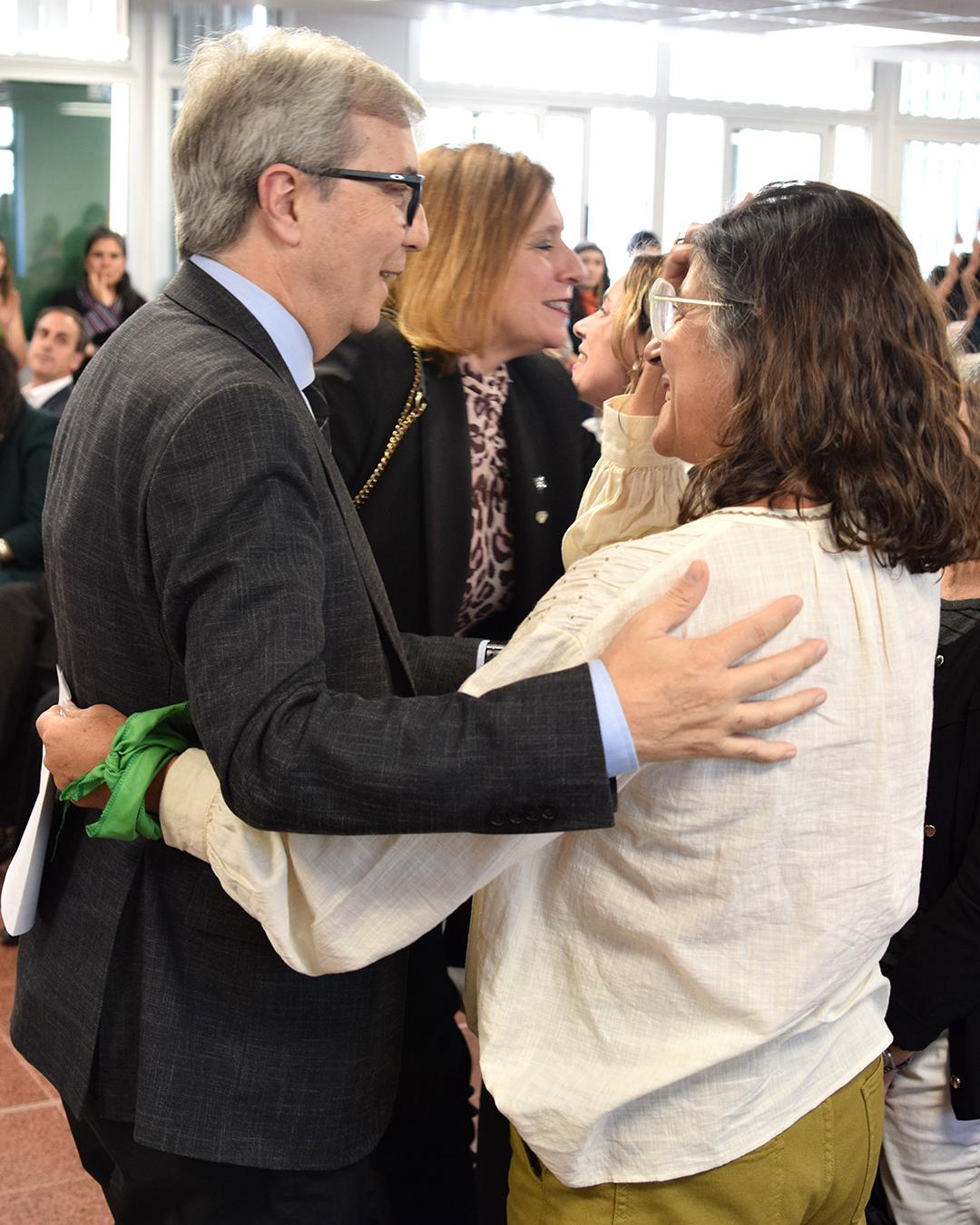 En primer plano el rector Jhon boreto saludando a la nueva decana
