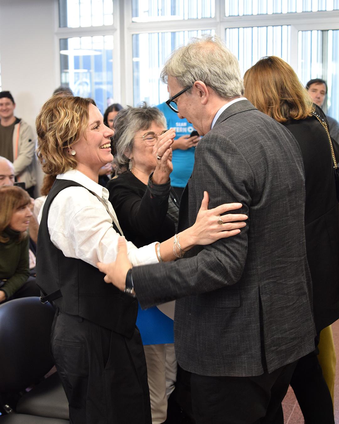 en primer plano el Rector de la UNC Jhon Boreto saludando a la vicedecana