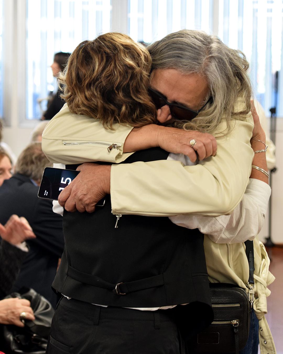Abrazo entre dos personas en primer plano