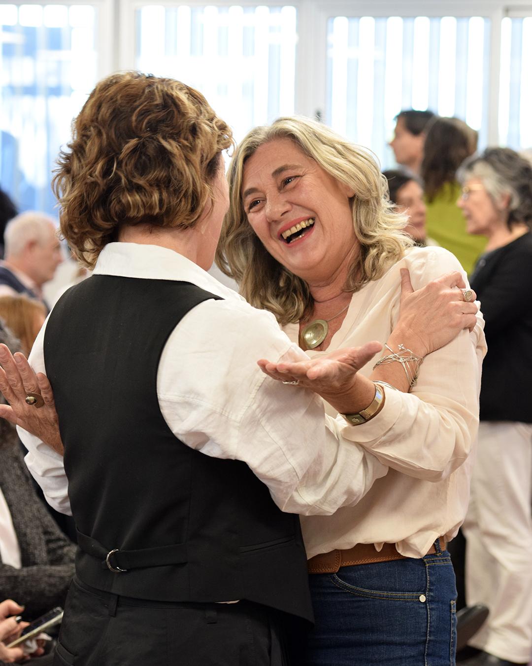 en primer plano dos personas, la vicedecana liliana cordoba de espalda junto a la directora del IPSIS