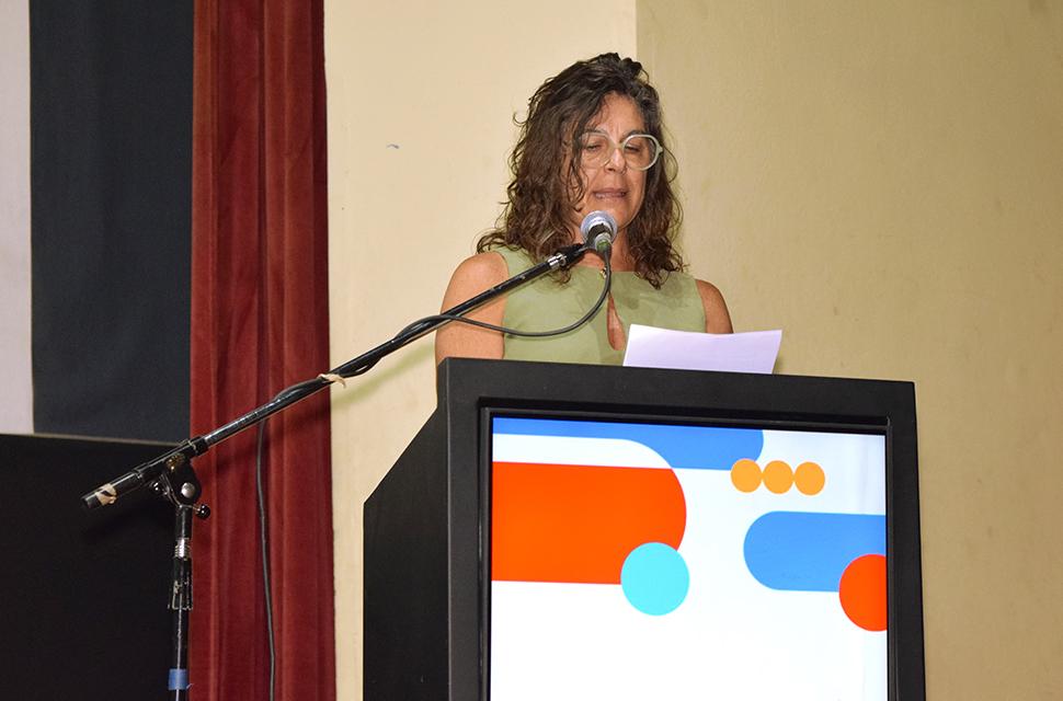 Decana, Aljandra Dominguez, dando el discurso de bienvenida