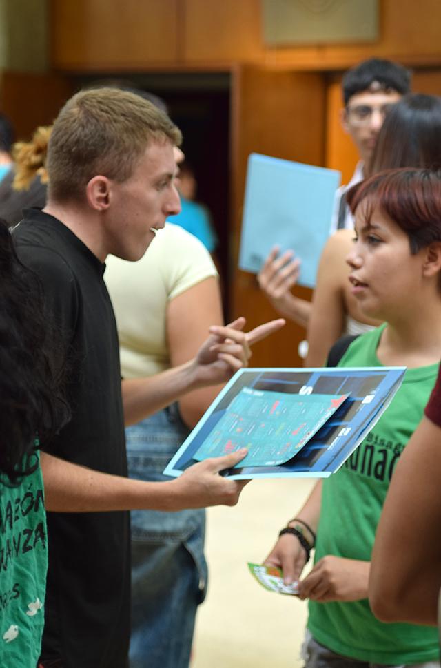 Jovenes de perfil conversando entre si