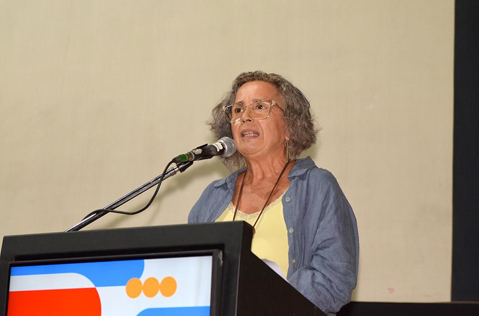 Secretaria académica, Sabrina Bermúdez, dando el discurso de bienvenida