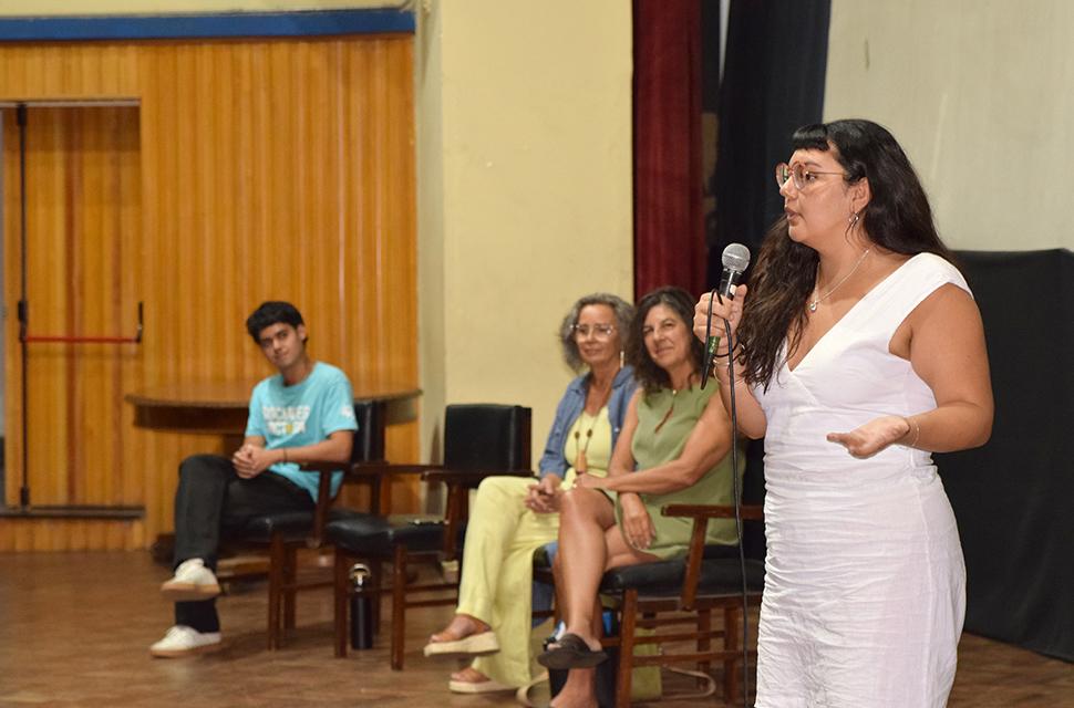 Secretaria de Asuntos estudiantiles Paula Prada, dando el discurso de bienvenida