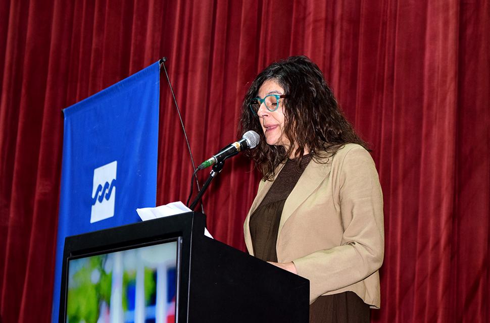 La decana Alejandra Dominguez dando su discurso para les egrasades