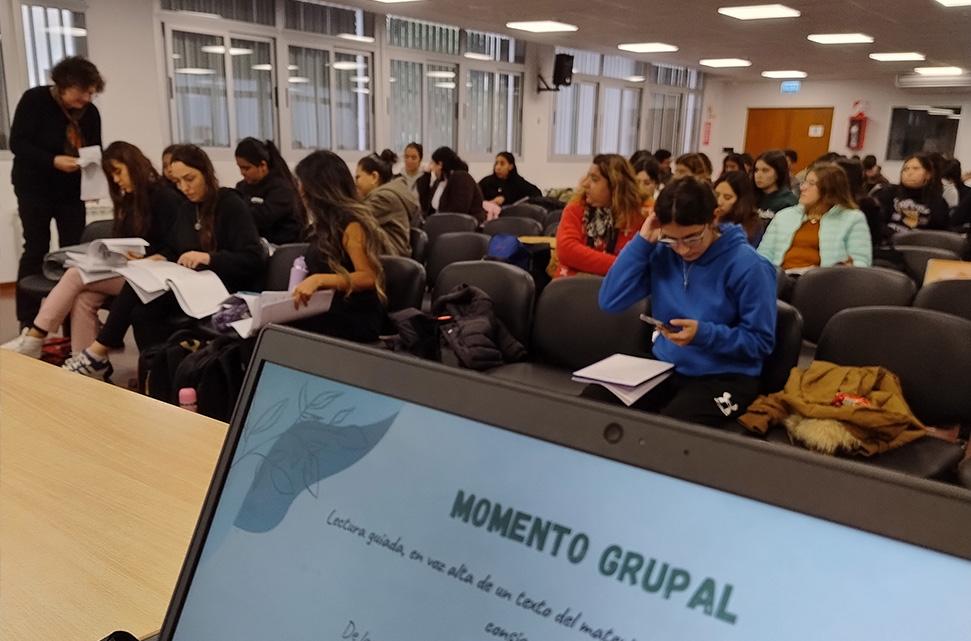 grupo-de-estudiantes-en-un-aula-sentados-en-clase