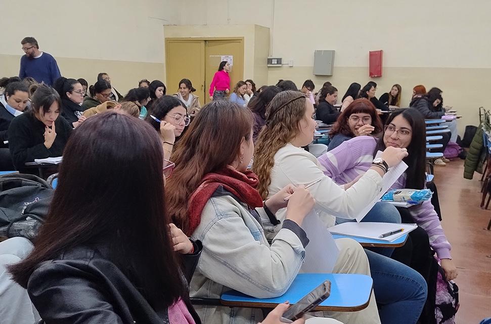 grupo-de-estudiantes-en-un-aula-sentados-en-clase