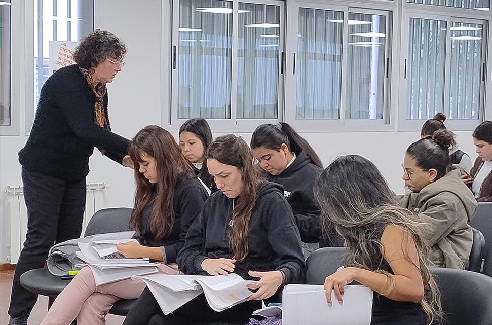grupo-de-estudiantes-en-un-aula-sentados-en-clase