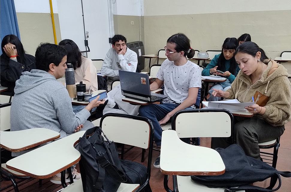 grupo-de-estudiantes-mujeres-y-varones-sentados-en-ronda-trabajando-en-grupo