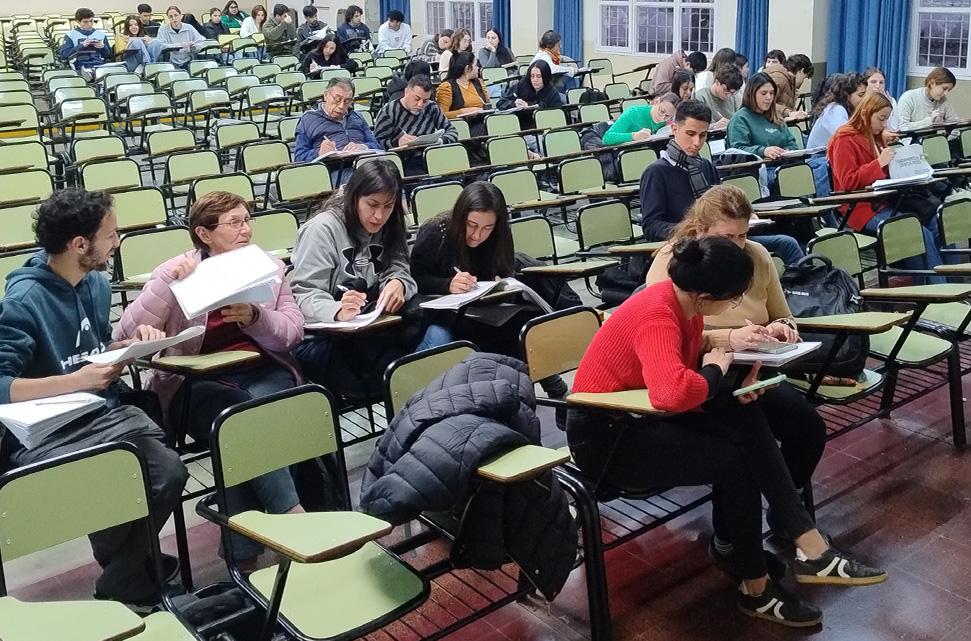 grupo-de-estudiantes-en-un-aula-sentados-en-clase