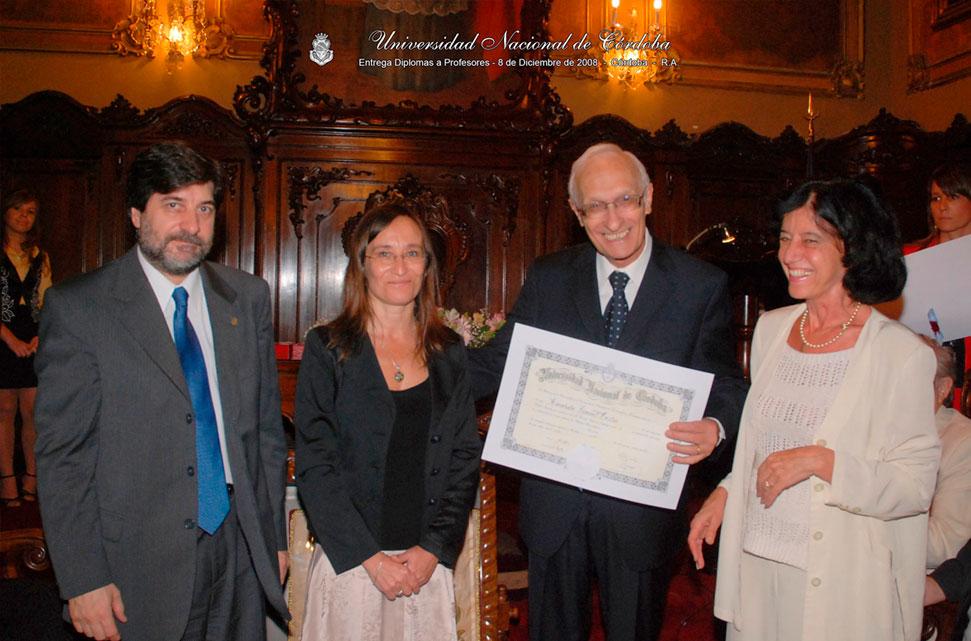 La-biblioteca-donada-por-Víctor-Guzman