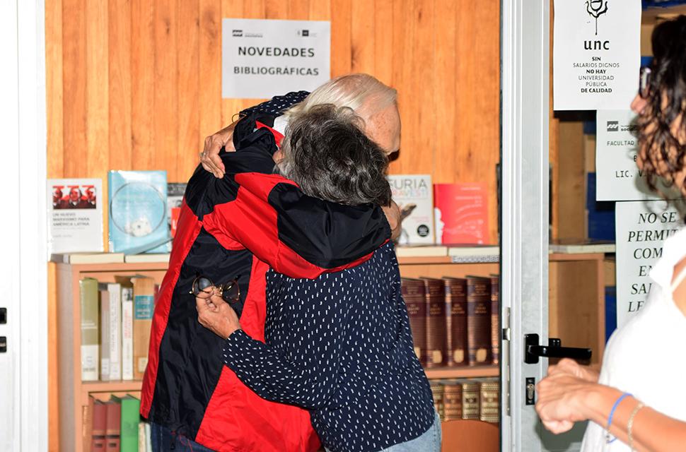 La-biblioteca-donada-por-Víctor-Guzman